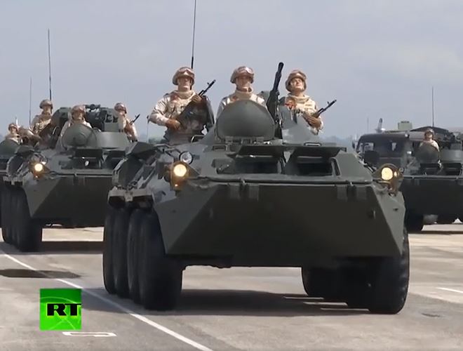  Xe bọc th&eacute;p BTR-82A của Nga tại Lễ duyệt binh mừng Ng&agrave;y Chiến thắng Ph&aacute;t x&iacute;t ở Syria. Ảnh: RT