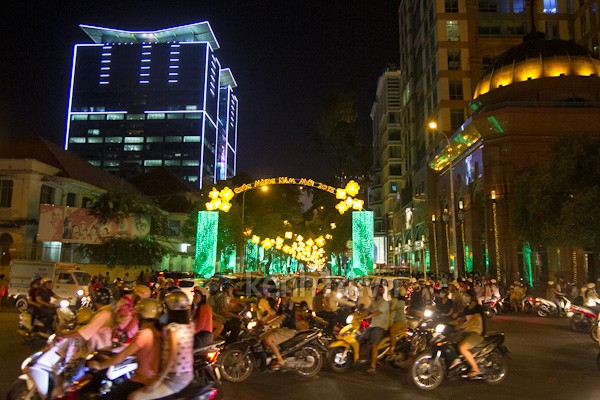 Đi chơi đ&ecirc;m nhiều sẽ c&oacute; nguy cơ mắc bệnh ung thư do phơi nhiễm đ&egrave;n Led. Ảnh minh họa 