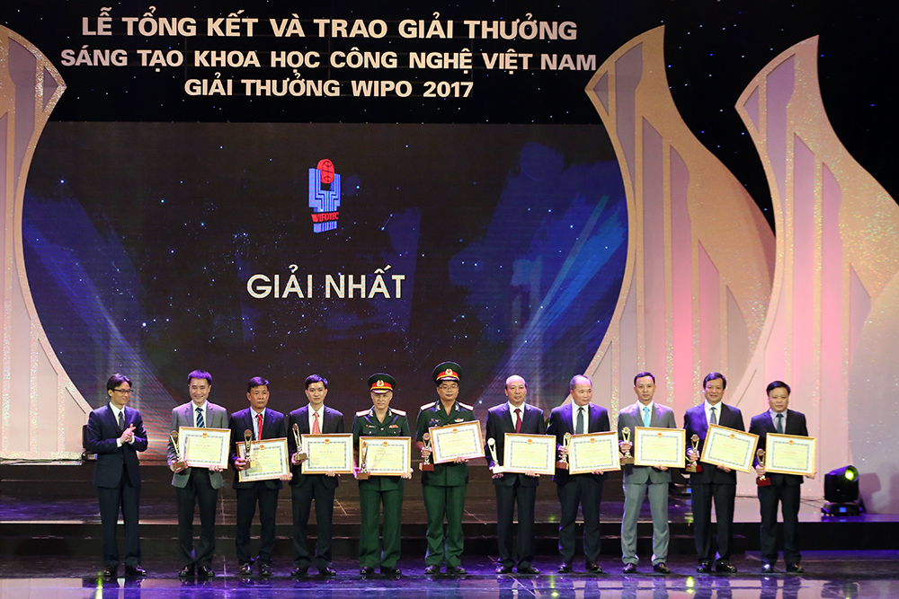 Ban Tổ chức Giải thưởng S&aacute;ng tạo khoa học c&ocirc;ng nghệ Việt Nam 2017 đ&atilde; trao giải thưởng cho 40 c&ocirc;ng tr&igrave;nh khoa học c&ocirc;ng nghệ. Ảnh: Ch&iacute;nh Phủ 