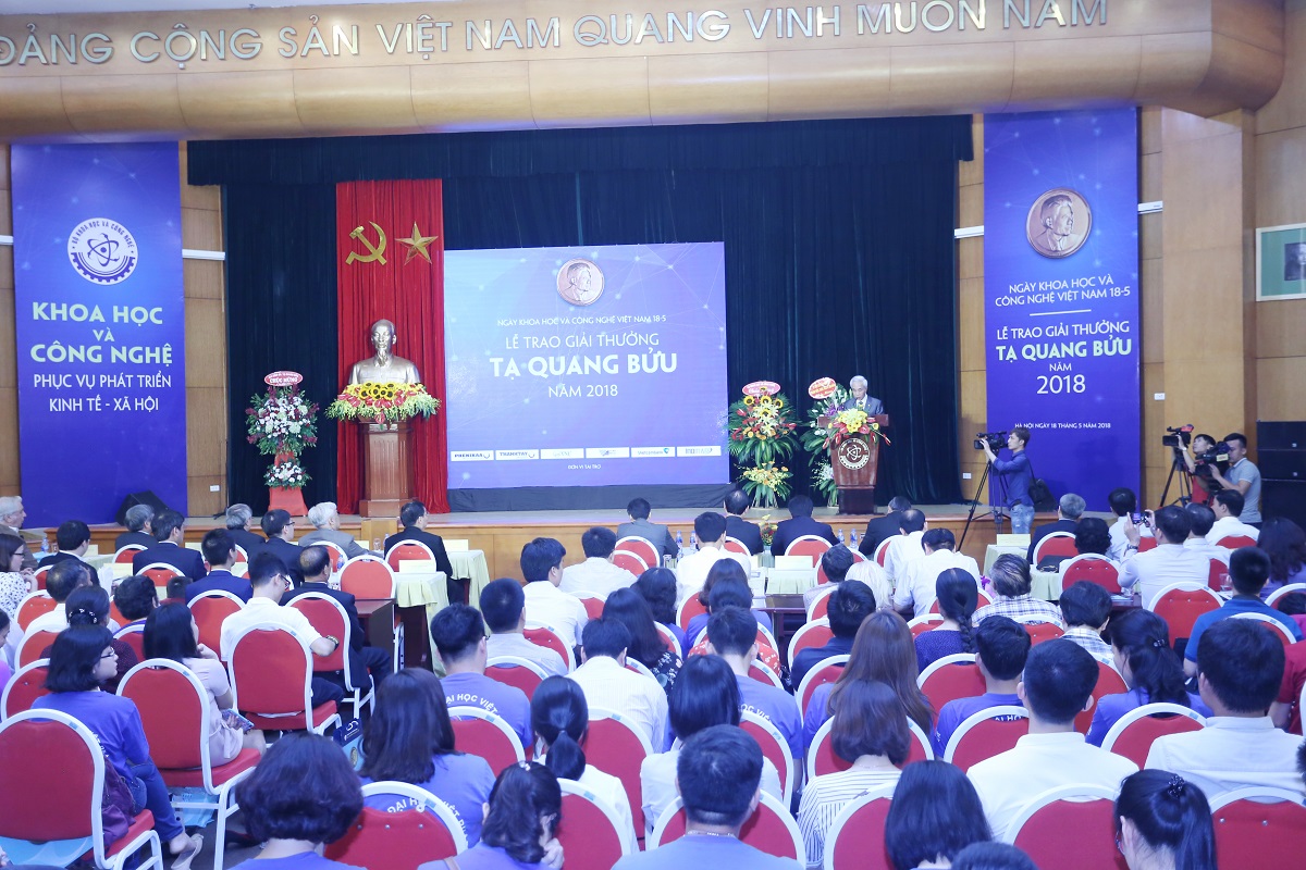  Lễ vinh danh 3 nh&agrave; khoa học nhận Giải thưởng Tạ Quang Bửu năm 2018. Ảnh: MOST