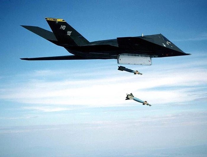  M&aacute;y bay Lockheed F-117A ho&agrave;n to&agrave;n t&agrave;ng h&igrave;nh trước mọi radar. Ảnh: Lao động
