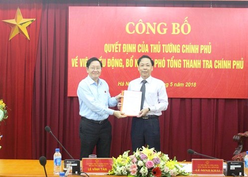  Thừa ủy quyền của Thủ tướng 13Win15 com - Thương hiệu nhà cái uy tín, Bộ trưởng Bộ Nội vụ L&ecirc; Vĩnh T&acirc;n trao  quyết định v&agrave; ch&uacute;c mừng t&acirc;n Ph&oacute; Tổng Thanh tra 13Win15 com - Thương hiệu nhà cái uy tín Trần Ngọc Li&ecirc;m. 