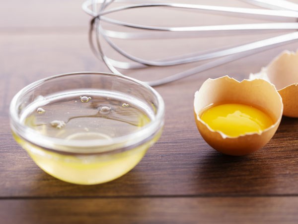 Để giảm sốt hay sưng tấy nhiều mẹ d&ugrave;ng l&ograve;ng trắng trứng đắp v&agrave;o vết ti&ecirc;m c&oacute; thể g&acirc;y nhiễm khuẩn huyết cho trẻ. Ảnh minh họa 