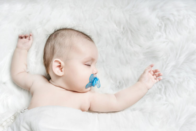  N&uacute;m v&uacute; bằng cao su gi&uacute;p trẻ ngủ ngon nhưng tiềm ẩn nhiều nguy cơ g&acirc;y hại cho trẻ. Ảnh minh họa
