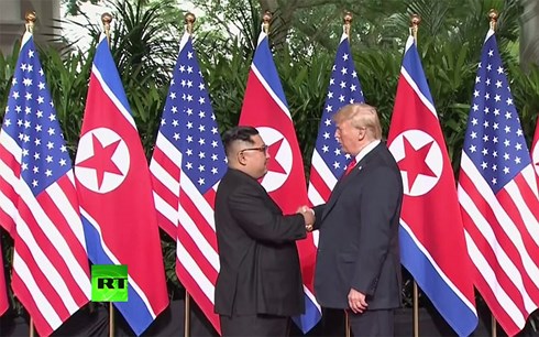Hai nh&agrave; l&atilde;nh đạo Mỹ- Triều Ti&ecirc;n đ&atilde; c&oacute; cuộc bắt tay lịch sử. Ảnh: VOV