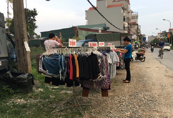  Quần &aacute;o được b&aacute;n rất nhiều ngo&agrave;i đường với gi&aacute; rẻ như cho. Ảnh: V&acirc;n Thảo