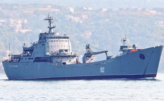 T&agrave;u đổ bộ Nga chuyển kho vũ kh&iacute; sang Syria. Ảnh: Tr&iacute; thức trẻ