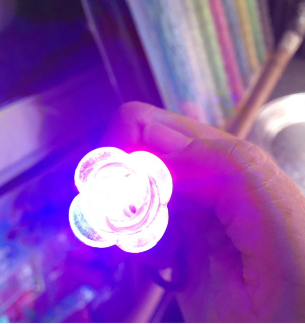 &Aacute;nh s&aacute;ng của pin laser đồ chơi v&ocirc; c&ugrave;ng nguy hiểm cho v&otilde;ng mạc trẻ cha mẹ kh&ocirc;ng n&ecirc;n mua. Ảnh: V&acirc;n Thảo 