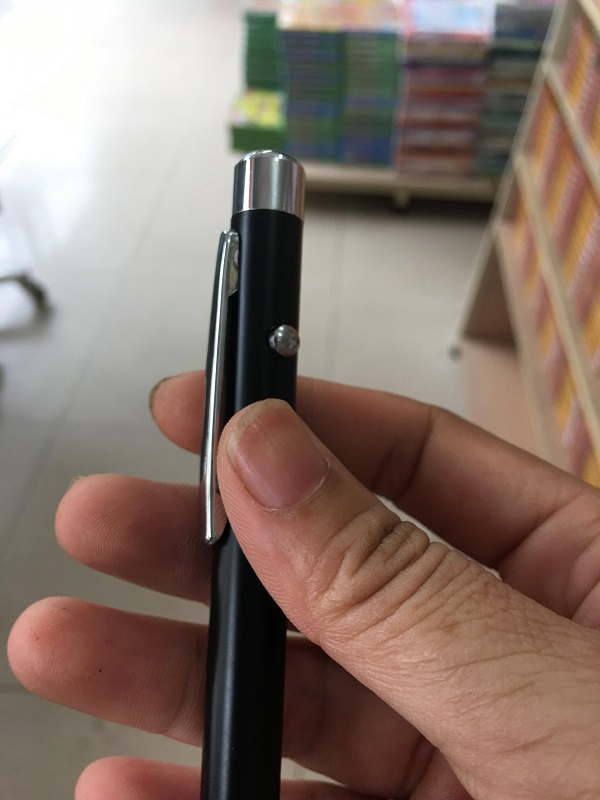 B&uacute;t chỉ điểm laser cũng được nhiều trẻ em d&ugrave;ng. Ảnh: V&acirc;n Thảo 
