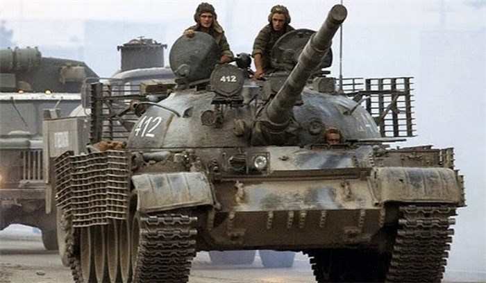 Xe tăng T-62 của Nga l&agrave; vũ kh&iacute; chủ lực của qu&acirc;n đội Syria ti&ecirc;u diệt phiến qu&acirc;n IS. Ảnh: CAND