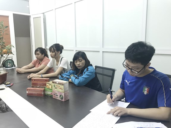 Những đối tượng đ&atilde; bị bắt khi mạo danh Viện YHCT Qu&acirc;n đội để b&aacute;n thuốc. Ảnh: QĐND