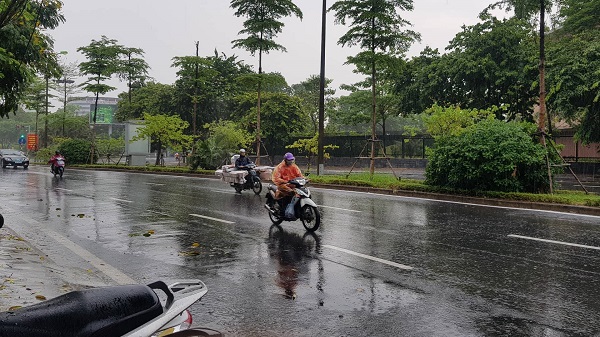 Cơn b&atilde;o số 3 g&acirc;y mưa lớn v&agrave; lũ qu&eacute;t ở nhiều nơi người cẩn thận khi ra đường. 