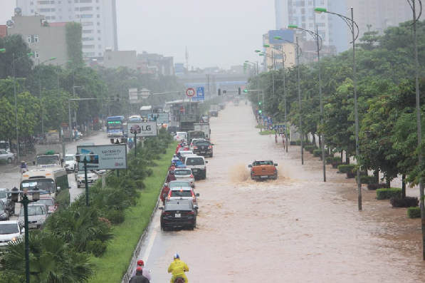 H&igrave;nh ảnh cung đường 70 khu vực KĐT Xa La- TP H&agrave; Nội ngập s&acirc;u khiến đo&agrave;n xe phải dẹp hết l&ecirc;n phần l&agrave;n đường cao để đi. 