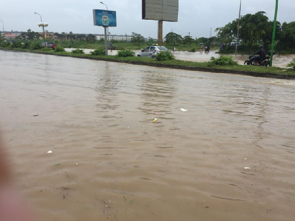 Đường về ph&iacute;a khu vực H&agrave; Đ&ocirc;ng cũng ngập đến h&agrave;ng m&eacute;t nước khiến cho xe cộ kh&ocirc;ng thể đi lại.  