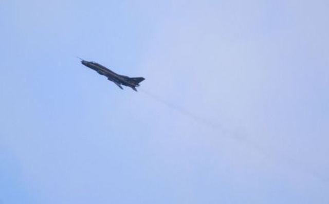  M&aacute;y bay n&eacute;m bom Su-22 của Nga đang thất thủ tại Syria. Ảnh: Đất Việt