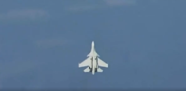 Ti&ecirc;m k&iacute;ch Su-37 của Nga bay lượn tr&ecirc;n bầu trời. 