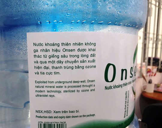 Nước kho&aacute;ng Onsen bị tố kh&ocirc;ng c&oacute; nguồn gốc hợp l&yacute;. Ảnh: NLĐ