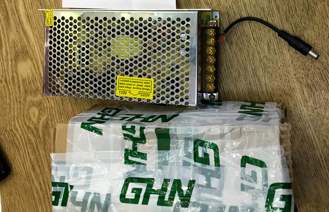  iPhone X bị đ&aacute;nh tr&aacute;o th&agrave;nh cục nguồn thiết bị điện tử. Ảnh: Đ&igrave;nh To&agrave;n.