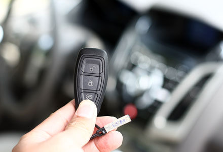 D&ugrave;ng kh&oacute;a cửa &ocirc; t&ocirc; điều khiển từ xa n&ecirc;n thận trọng kẻo c&oacute; ng&agrave;y mất xe, mất đồ 