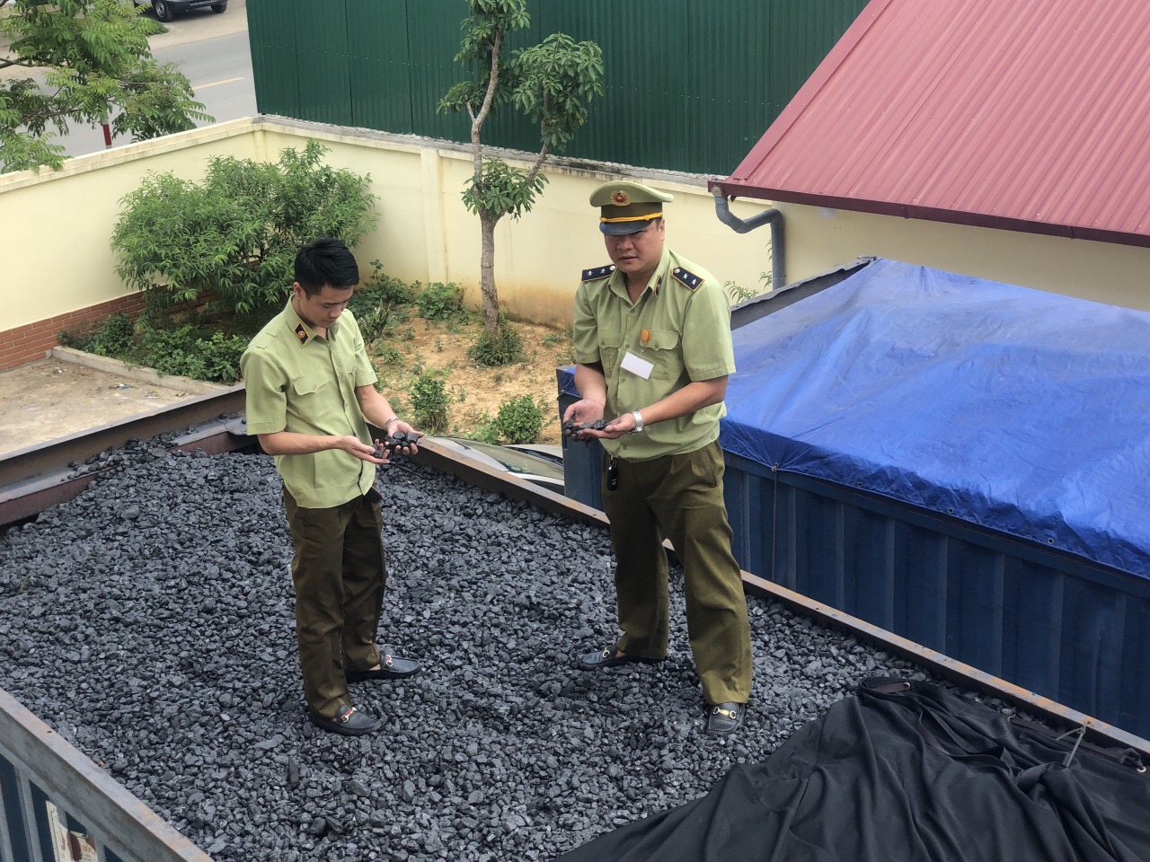  Số than đ&aacute; được lực lượng quản l&yacute; thị trường Lạng Sơn ph&aacute;t hiện v&agrave; thu giữ. 