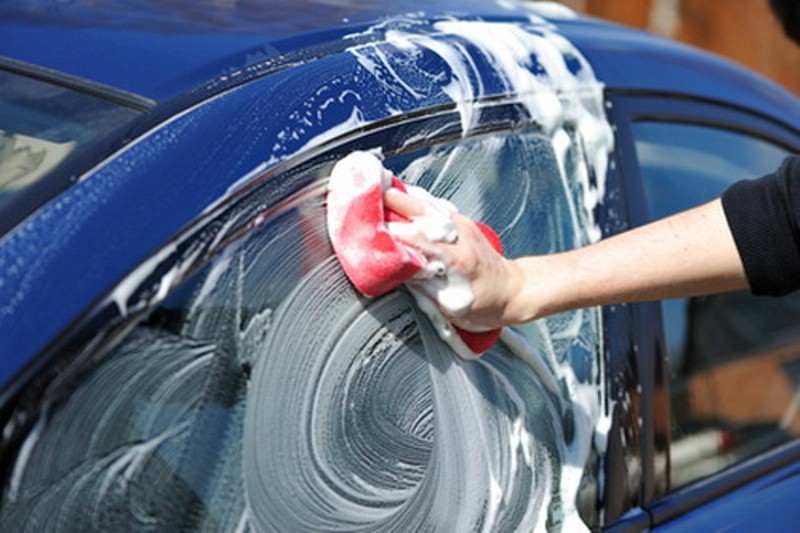  Tự rửa xe &ocirc; t&ocirc; tại nh&agrave; nếu kh&ocirc;ng đ&uacute;ng c&aacute;ch sẽ c&agrave;ng khiến xe nhanh t&atilde; hơn