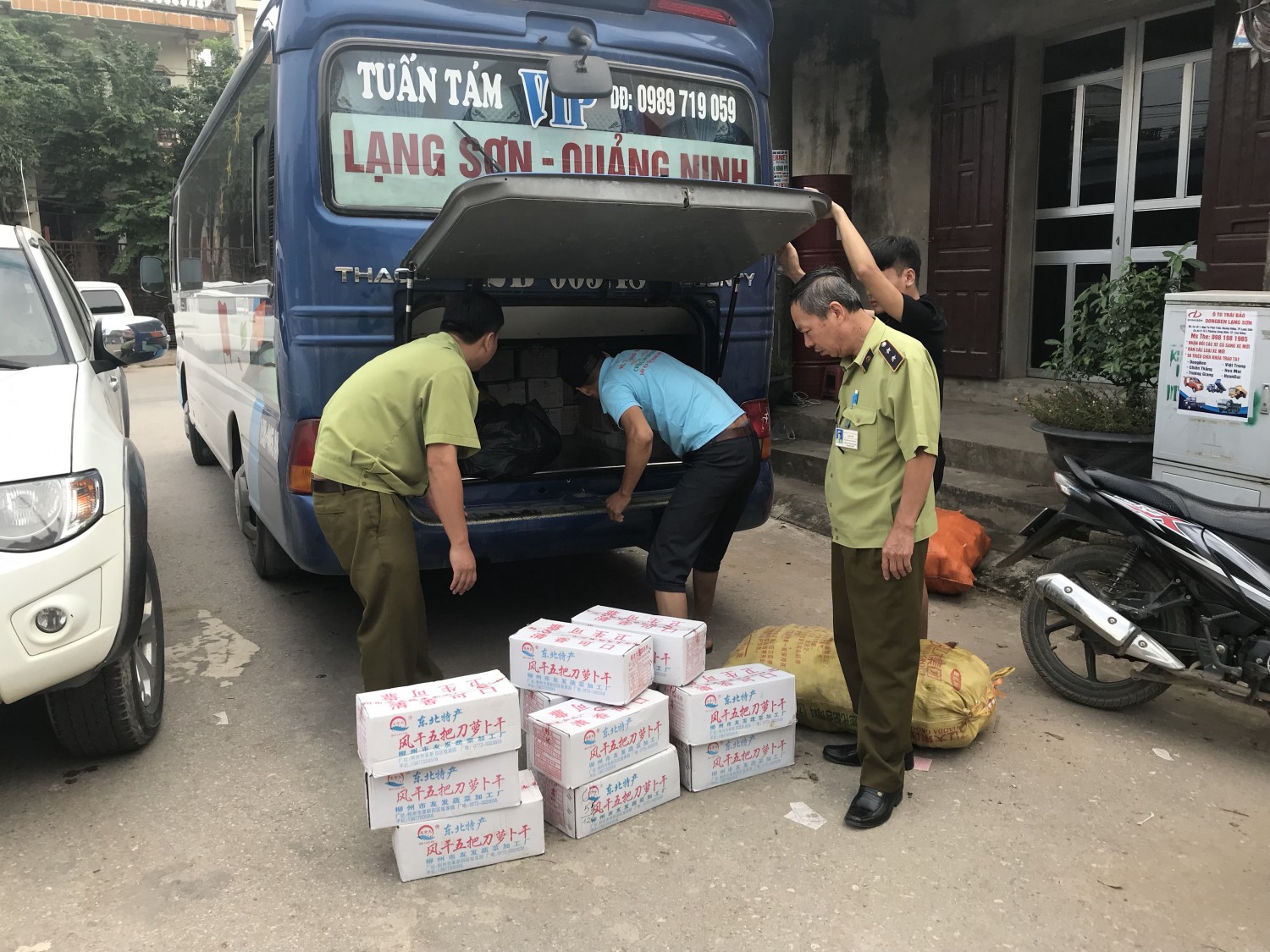 Số lượng củ cải muối do Trung Quốc sản xuất bị Đội Quản l&yacute; thị trường số 3 tỉnh Lạng Sơn thu giữ 