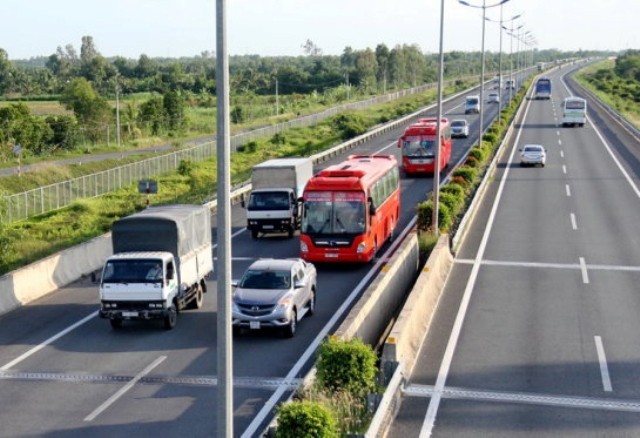 T&agrave;i xế kh&ocirc;ng n&ecirc;n chủ quan khi l&aacute;i xe &ocirc; t&ocirc; tr&ecirc;n đường cao tốc v&igrave; rất dễ g&acirc;y tai nạn