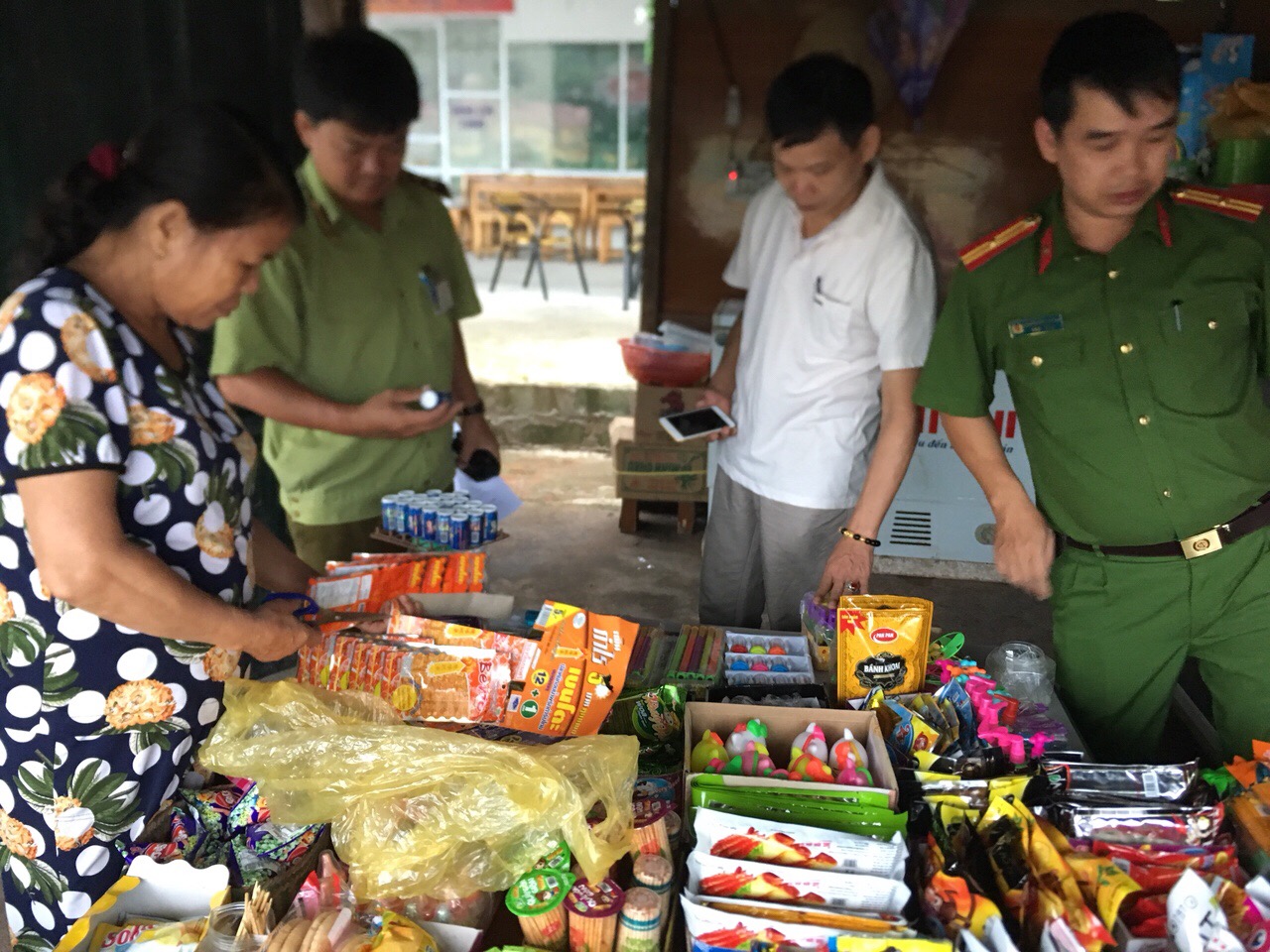 Đội Quản l&yacute; thị trường số 12 Lạng Sơn xử l&yacute; v&agrave; ti&ecirc;u hủy nhiều h&agrave;ng h&oacute;a, 13Win OKVIP Cá cược bóng đá vi phạm