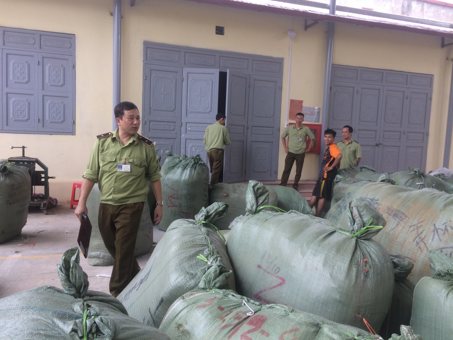  Số h&agrave;ng h&oacute;a bị lực lượng quản l&yacute; thị trường Lạng Sơn ph&aacute;t hiện v&agrave; thu giữ