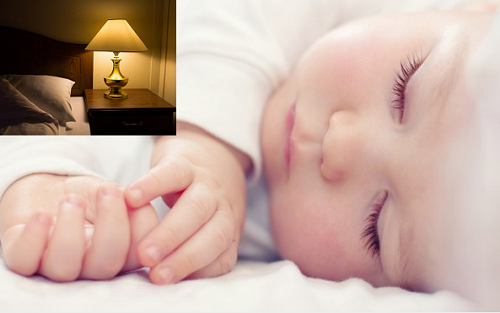  Bật đ&egrave;n ngủ c&oacute; thể l&agrave;m ảnh hưởng tới giấc ngủ của trẻ