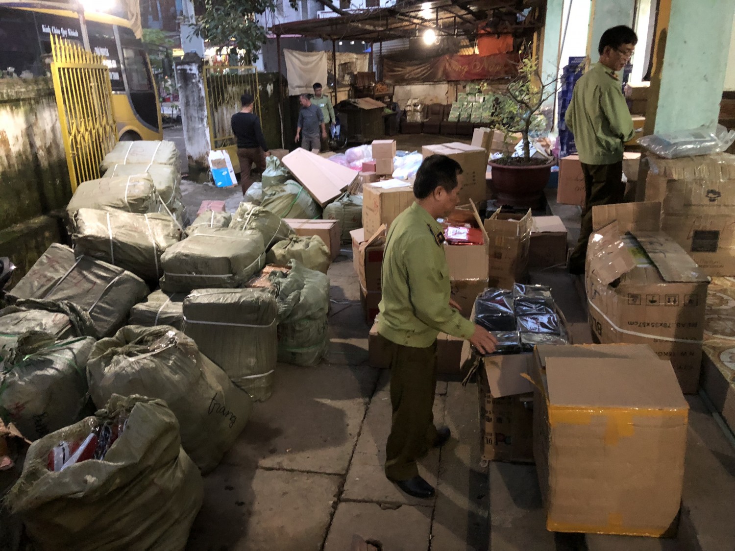 Số lượng h&agrave;ng h&oacute;a kh&ocirc;ng r&otilde; nguồn gốc bị lực lượng quản l&yacute; thị trường Lạng Sơn thu giữ