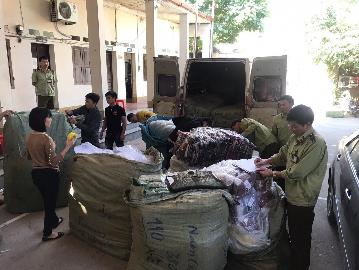  Lực lượng quản l&yacute; thị trường Lạng Sơn tiến h&agrave;nh kiểm tra l&ocirc; h&agrave;ng h&oacute;a nhập lậu 