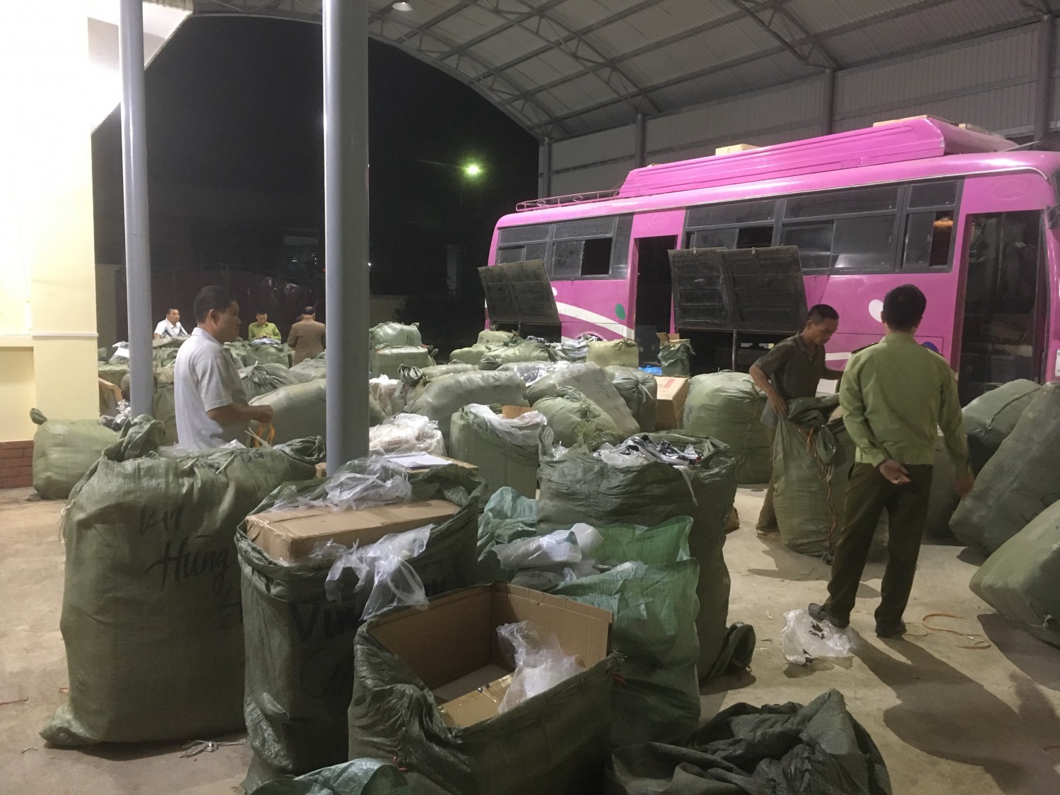 Quần &aacute;o, giầy thể thao giả nh&atilde;n hiệu nổi tiếng bị Đội Quản l&yacute; thị trường số 1 Lạng Sơn ph&aacute;t hiện 