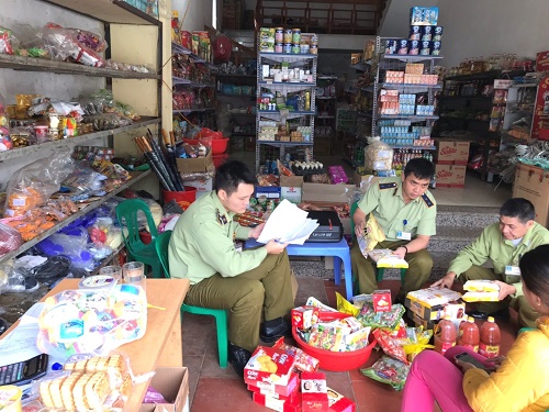 Số lượng b&aacute;nh kẹo, nước giải kh&aacute;t đ&atilde; hết hạn sử dụng bị lực lượng quản l&yacute; thị trường số 2 Lạng Sơn ph&aacute;t hiện