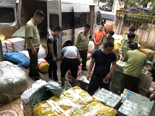 Đội Quản l&yacute; thị trường số 9 Lạng Sơn ph&aacute;t hiện v&agrave; thu giữ to&agrave;n bộ số h&agrave;ng h&oacute;a giả nh&atilde;n hiệu.  
