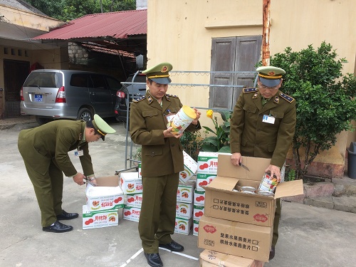  Số lượng h&agrave;ng h&oacute;a nhập lậu từ Trung Quốc được Đội Quản l&yacute; thị trường số 4 thu giữ