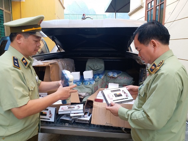 Đội Quản l&yacute; thị trường số 8 kiểm tra v&agrave; thu giữ l&ocirc; h&agrave;ng h&oacute;a 13Win21 con - Tri ân hội viên mỗi tháng 2000 tỷ kh&ocirc;ng r&otilde; nguồn gốc