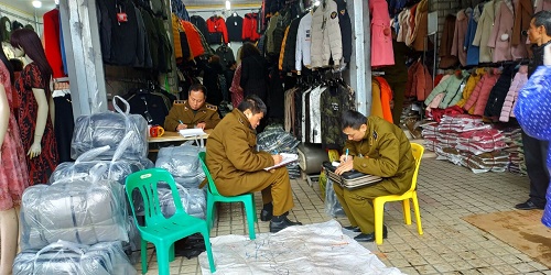  Nhiều cơ sở kinh doanh tại cửa khẩu T&acirc;n Thanh vi phạm về ni&ecirc;m yết gi&aacute; h&agrave;ng h&oacute;a