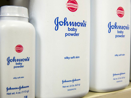 Phấn r&ocirc;m Johnson & Johnson bị kiện v&igrave; chứa chất c&oacute; thể g&acirc;y ung thư