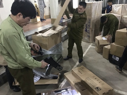  Lực lượng quản l&yacute; thị trường Lạng Sơn thu giữ số h&agrave;ng h&oacute;a nhập lậu
