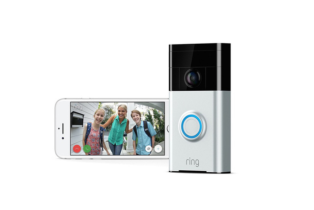 Chu&ocirc;ng cửa th&ocirc;ng minh c&oacute; thể gi&uacute;p chủ nh&agrave; quan s&aacute;t ph&iacute;a trước ng&ocirc;i nh&agrave; th&ocirc;ng qua smartphone dễ d&agrave;ng