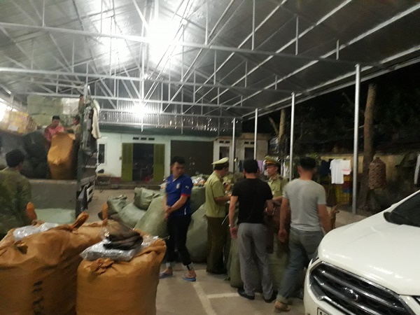 Lực lượng quản l&yacute; thị trường Lạng Sơn tiến h&agrave;nh thu giữ nhiều mặt h&agrave;ng vi phạm