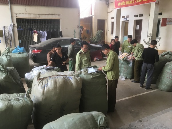 Lực lượng Quản l&yacute; thị trường số 2 Lạng Sơn tiến h&agrave;nh kiểm tra h&agrave;ng h&oacute;a vi phạm
