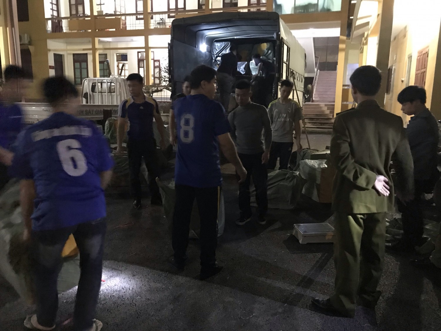  Lực lượng chức năng Lạng Sơn tiến h&agrave;nh kiểm tra v&agrave; tịch thu dạ d&agrave;y lợn đ&atilde; bốc m&ugrave;i