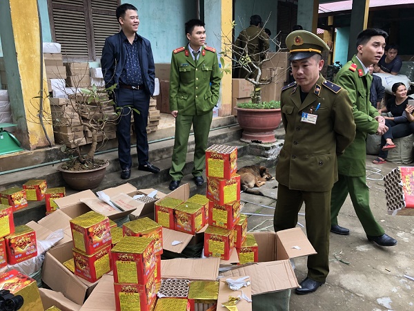  Lực lượng chức năng Lạng Sơn thu giữ lượng lớn ph&aacute;o nổ do Trung Quốc sản xuất