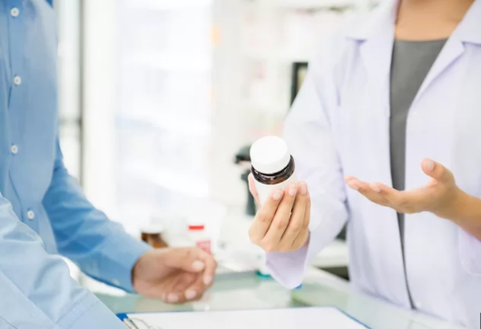 Người đ&agrave;n &ocirc;ng d&ugrave;ng qu&aacute; liều thuốc điều trị rối loạn cương dương đ&atilde; ảnh hưởng đến mắt. Ảnh: Credit/Shutterstock Người đ&agrave;n &ocirc;ng d&ugrave;ng qu&aacute; liều thuốc điều trị rối loạn cương dương đ&atilde; ảnh hưởng đến mắt. Ảnh: Credit/Shutterstock 