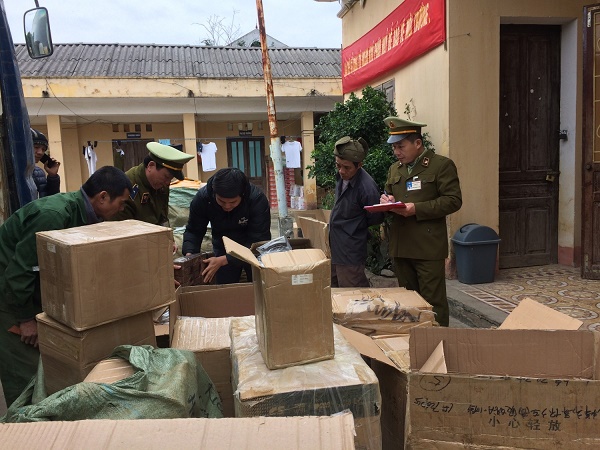 Lực lượng chức năng tỉnh Lạng Sơn tiến h&agrave;nh kiểm tra v&agrave; thu giữ lượng lớn h&agrave;ng h&oacute;a nhập lậu 