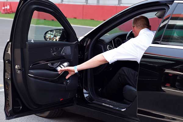 Trước khi xuống xe &ocirc; t&ocirc; t&agrave;i xế cần phải tắt động cơ, về số P...