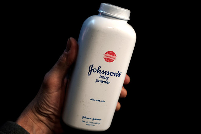 Johnson & Johnson buộc phải hầu t&ograve;a do bị c&aacute;o buộc sản phẩm của m&igrave;nh chứa chất g&acirc;y ung thư 