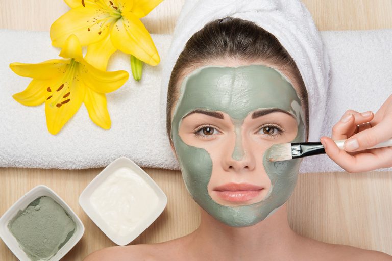  Đắp mặt nạ đất s&eacute;t n&ecirc;n thận trọng v&igrave; c&oacute; thể khiến l&agrave;n da trở n&ecirc;n tồi tệ hơn